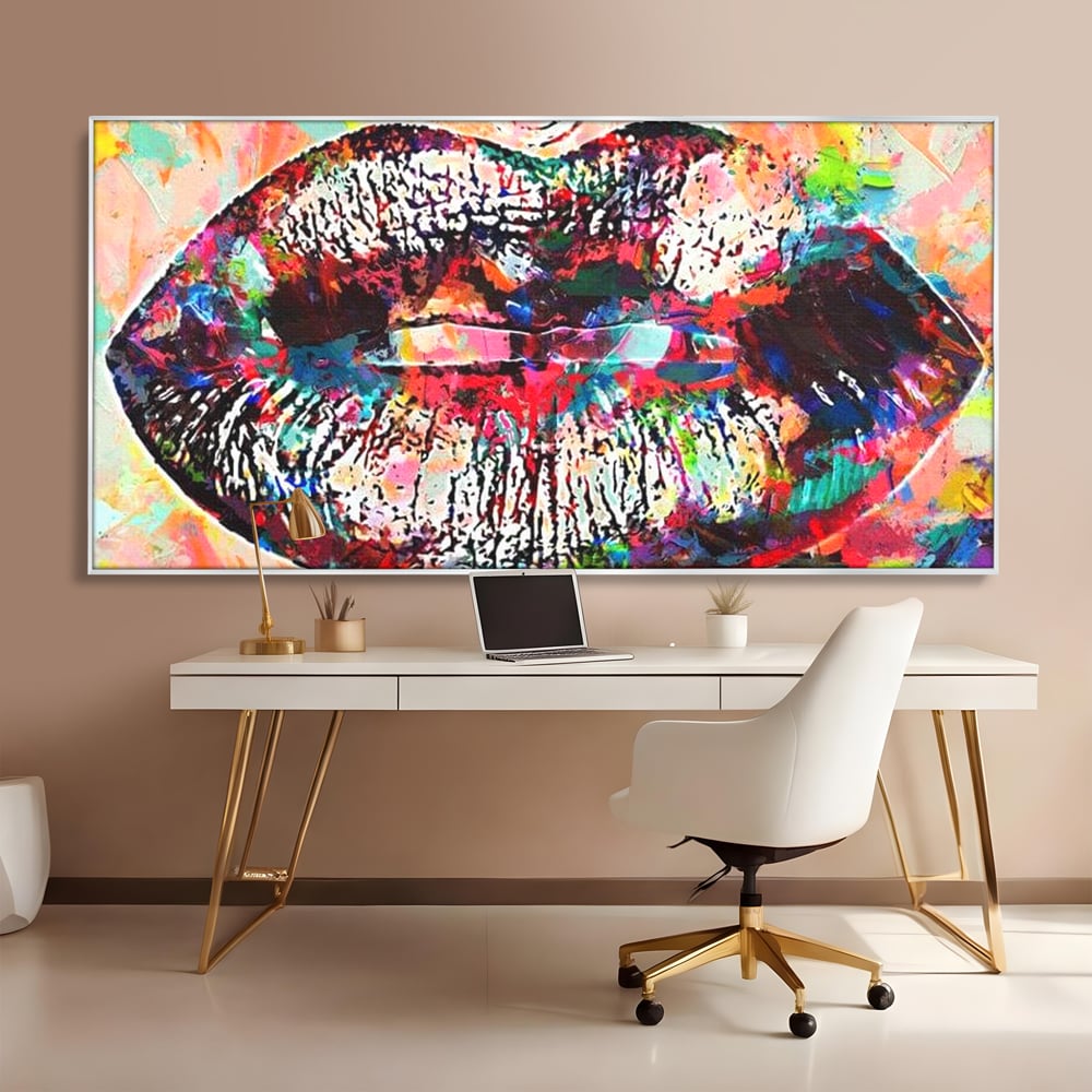 Tablou canvas cu tablou canvas cu buze pop art, in rama de aluminiu argintiu, pe perete intr-un birou